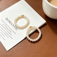 Damen Elastischer Ring mit Kleinen Kartoffelförmigen Weißen Natürlichen Süßwasserperlen und Kupfervergoldeten Abstandshaltern - Trendiger Vielseitiger Stil für den Alltag