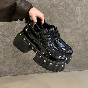 Chaussures pour femmes en cuir verni brillant à bout rond, talon compensé de 8 cm, semelle épaisse, style punk avec rivets, pointures 5-43 - Product Image 6