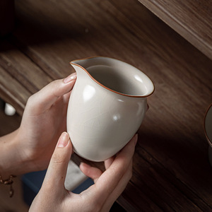 ถ้วยชาพอร์ซเลนรูปไข่สีเบจเคลือบลายแตกแบบกังฟู ยี่ห้อ Ru Kiln Fair Cup - Product Image 1
