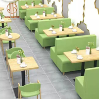 Ensemble de mobilier de restaurant commercial, table carrée en bois pour café, canapé en forme de L vert et chaises à cadre en bois pour café