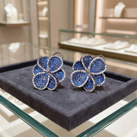 Boucles d'oreilles à clous en cristal floral avec accents de perles d'imitation et finition dorée pour femmes, bijoux de mode pour célébration d'anniversaire