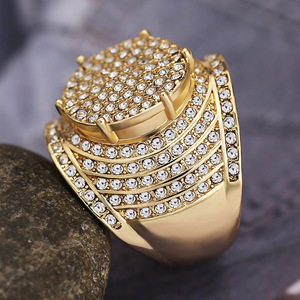 Anello da Uomo Dorato con Cristalli Pavé, Accessorio Moda Audace per Ogni Giorno e Festa - Product Image 3