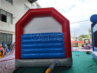 Structure gonflable pour enfants avec toboggan et espace de saut