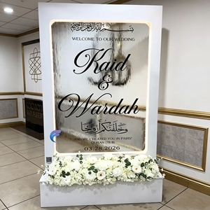 Elegante Letrero de Bienvenida de Acrílico para Boda con Base Floral para Decoración de Kaid y Wardah - Product Image 1