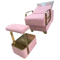 Équipement de salon de beauté au design moderne rose : Lit de lavage semi-allongé thaïlandais avec bac à shampoing et chaise avec repose-pieds