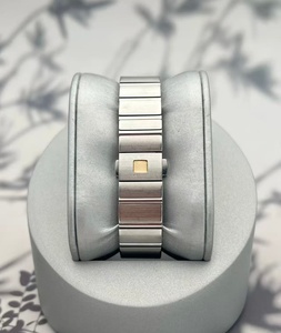 Montres mécaniques vintage élégantes et tendance de créateurs authentiques ; Montre pour femme de haute qualité en nacre et saphir - Product Image 4