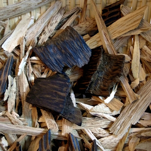 Quemador de Incienso de Agarwood Vietnamita de Origen Vietnamita, Grado Superior, Alto Contenido de Aceite, Doble Extremo, Aroma Dulce y Frutal a Madera, Difusor de Oud - Product Image 1