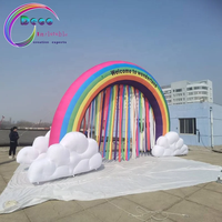 Arche gonflable géante arc-en-ciel avec rideau nuage et ruban pour la décoration d'événements et les présentoirs
