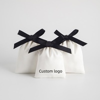 Pochette à cordon en daim faite à la main avec logo personnalisé, nœud en satin, nœud en faux daim, sac de rangement de luxe pour bijoux