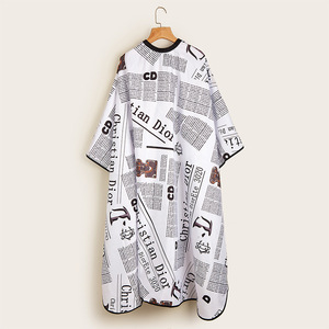 Capa de Peluquería Blanca con Estampado de Periódico, Duradera, para Uso en Salón y en Casa, Herramienta para Cortar el Cabello - Product Image 1