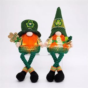 Juego de 2 Gnomos de Peluche con Trébol Verde y Luces Cálidas para Regalo del Día de San Patricio - Product Image 2