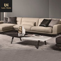 Table basse moderne bicolore, aspect marbre et plateau en bois veiné, avec pieds en métal, design géométrique, table centrale pour salon