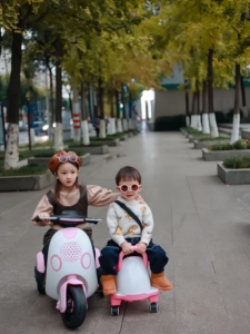 Voiture électrique pour enfants à deux places, jouet à pédales, moto à trois roues pour bébé avec sièges pour 2 à 6 ans, pour filles - Product Image 4