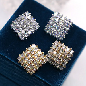 Pendientes de tuerca geométricos de moda, chapados en oro blanco, con circonita redonda de corte brillante y engaste de garra, joyería de moda para fiesta para mujer - Product Image 3