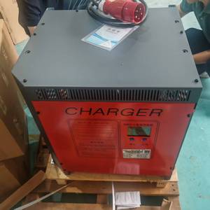 Chargeur haute fréquence pour batterie au plomb de chariot élévateur à palettes 380V 80V 80A avec connecteur RE-MA - Product Image 1
