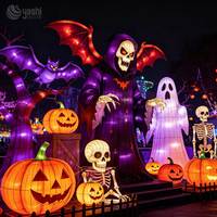 Solutions d'éclairage d'Halloween : Ensemble de lanternes de festival en forme de baguette de sorcière et de crâne pour parcs, sites touristiques et festivals de lumières.