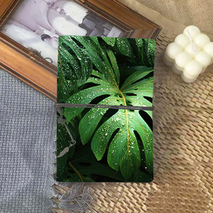 Cadeau d'événement industriel pour cahier A6 artisanal, idéal pour les notes de séminaire et l'analyse des concurrents avec des feuilles de Monstera avec de l'eau - Product Image 1