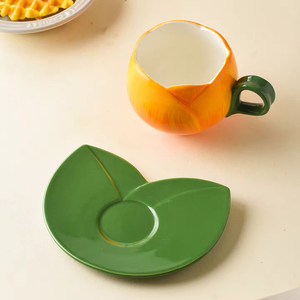 Taza y platillo de cerámica vintage pintados a mano con efecto bajo esmalte, diseño de tulipán, vajilla estética y adorable para la oficina o el té de la tarde. - Product Image 4