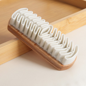 Brosse à chaussures en cuir nubuck avec manche en bois et poils en caoutchouc pour la saleté - Product Image 6