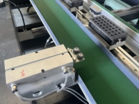 Ligne de production de panneaux de porte CNC à quatre voies avec convoyeur à rouleaux et équipement de découpe de chants à positionnement automatique
