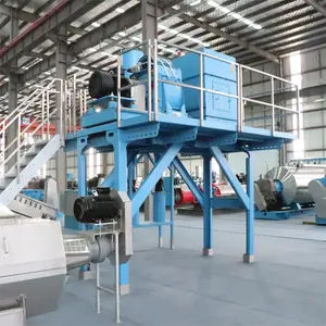 As aves domésticas desperdiçam a rendição planta carne osso farinha que faz a máquina pena pó que processa o equipamento para o desperdício do matadouro