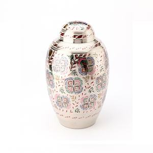 การออกแบบโกลนเผาศพโลหะโบราณพร้อมการแกะสลักเต็มรูปแบบโดมโลหะแข็งด้านบนโคลนเถ้างานศพที่น่าทึ่งขายในราคาถูก - Product Image 2