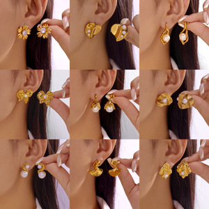 Boucles d'oreilles en gros en acier inoxydable doré avec accents de perles, motifs floraux et géométriques tendance, pendantes - Product Image 2