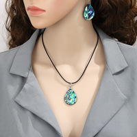 Ensemble de bijoux minimalistes électroplaqués légers pour femmes, comprenant un foulard, des boucles d'oreilles et un collier en coquille d'ormeau naturelle en forme de goutte d'eau