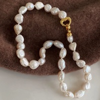 Collier élégant Aimgal en perles baroques avec fermoir en forme de cœur, chaîne de perles de 42 cm, perles blanches irrégulières, bijoux pour fête à la plage