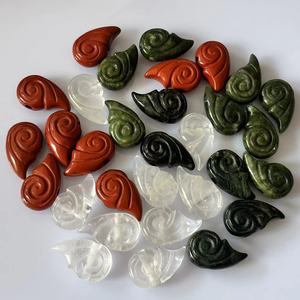 Venta al por mayor de colgantes Koru de piedra natural con agujero grande, cuentas espirales maoríes en jaspe rojo, <span class=keywords><strong>cuarzo</strong></span> transparente y jaspe Kambaba para la fabricación de joyas. - Product Image 2