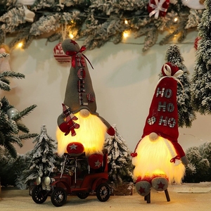 Gnomes de Noël lumineux à LED avec <span class=keywords><strong>NOEL</strong></span> et HO HO HO Chapeaux lettrés assis sur une voiture vintage Couleur rouge gris Décoration festive - Product Image 3
