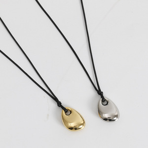 Herbst-Winter Herren Edelstahl Goldene Bohnen-Halskette mit Langer Lederkette, Liebhaber-Anhänger für Damenmode - Product Image 1