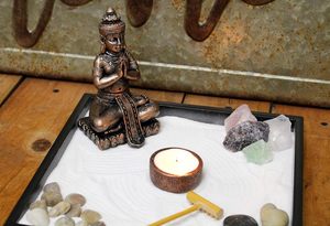 <span class=keywords><strong>Mini</strong></span> kit de <span class=keywords><strong>jardin</strong></span> <span class=keywords><strong>Zen</strong></span> avec figurines en résine de bouddha de sable blanc support de chauffe-plat roches de rivière cristal noir base carrée pour <span class=keywords><strong>râteau</strong></span> de bureau - Product Image 4