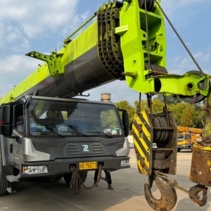 Zoomlion 80 Ton Hydraulic Truck <b>Crane</b> With Complete <b>Engine</b> And Hydraulic Pump Stable Heavy Duty Construction Lifting Equipment - Product Image 6