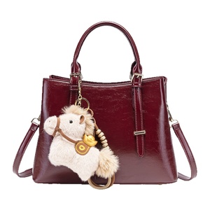 Borsa Rossa, Elegante e Capiente Borsa a Tracolla, Semplice e Versatile per Donne, di Alta Qualità e Tendenza Casual - Product Image 5