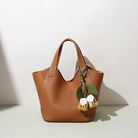 Sac seau en cuir de vachette pleine fleur de qualité supérieure, sac à main de luxe pour femme, sac fourre-tout polyvalent à cordon avec breloque florale