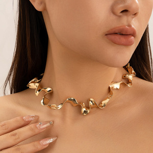 قلادة معدنية سائلة بتصميم هندسي ملتوي للنساء - إكسسوار أنيق وجريء - Product Image 4