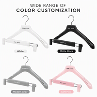 Cintres en plastique PP personnalisés avec logo HeOEM, antidérapants, robustes, pour présentation de vêtements en magasin, couleurs variées, faible MOQ 30 pièces