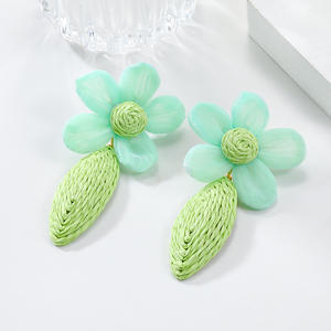 Boucles d'oreilles tissées tendance raphia tissé Floral exagéré boucles d'oreilles colorées pour femmes Uionen 1017 - Product Image 4