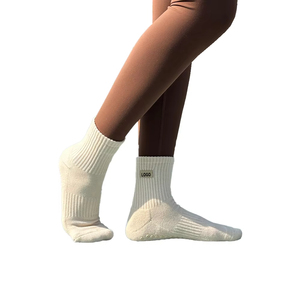 Chaussettes de Pilates de haute qualité avec logo personnalisé – Chaussettes antidérapantes unisexes, très élastiques, confortables et respirantes pour les studios de Pilates et les salles de sport - Product Image 1