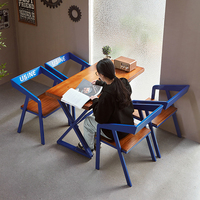 Combinaison table à manger et chaises carrées en bois massif de fer de style industriel et écologique pour les espaces commerciaux de bar de restaurant