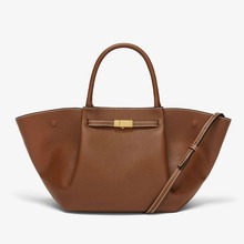 Surface en cuir marron de grande taille