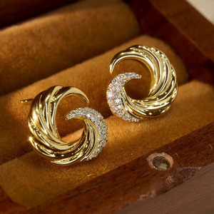 Orecchini a Perno Ispirati alle Onde dell'Oceano con Zirconi Scintillanti, Eleganti Orecchini da Donna alla Moda, Gioielli per Uso Quotidiano, Regalo - Product Image 1