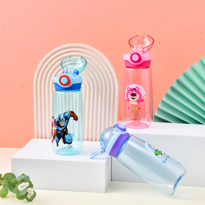 Botella de agua transparente sin BPA personalizada para niños con tapa abatible Bebida directa para niños Regalo para ocasiones - Product Image 1