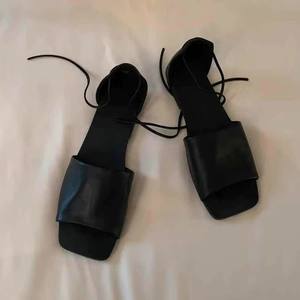 Sandalias de verano 2026 de estilo coreano, de nicho, con punta abierta y una sola tira, para mujer, planas, con cordones, tipo mule, para exteriores. - Product Image 3