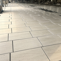 Carreau mural naturel coupé à la taille en marbre Moca Creme Feuille de décoration de sol en marbre beige au design moderne pour hôtel Dalle murale à bas prix