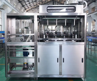 Machine de remplissage et de bouchage de bouteilles d'eau de 5 gallons, économique, de type linéaire