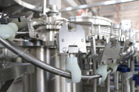 Ligne de production de machines d'embouteillage d'eau à petite échelle 2000BPH, ligne de remplissage et de bouchage d'eau pure, usine