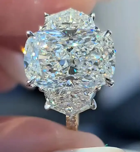 Bague de fiançailles et de voyage en argent sterling plaqué or blanc, avec trois pierres de moissanite taille coussin 925, au design haut de gamme, en vente - Product Image 2