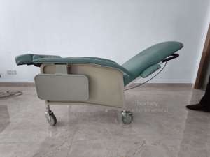 MT MEDICAL 医院诊所医疗家具 老人躺椅 3 角度可调节椅子 可锁定桌子 家庭护理移动床 - Product Image 6